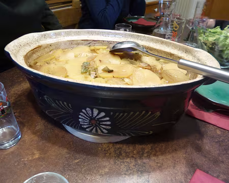 P1190087 Plat alsacien : le baeckeoffe, pommes de terre, légumes et assortiment de viandes.