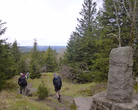 P1190101 Stèle de commémoration