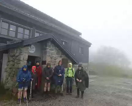 P1190127 J 5 - départ du refuge du Club alpin sous la pluie et le vent en direction du Hohneck (alt. 1363 m.)