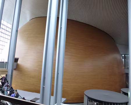 P1190172 Cette sphère en bois renferme l'hémicycle...