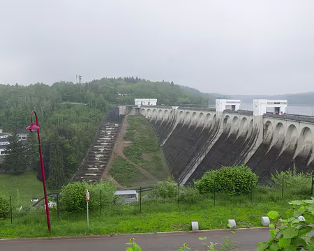 P1170662 Le barrage de la Vesdre (Wesertalsperre) et le lac d'Eupen. Ce mur d’une largeur de 300 m retient un lac de 25 millions de m³ d’eau. Il alimente en eau potable...
