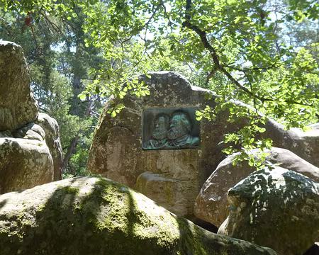 P1190295 Médaillon rendant hommage aux deux peintres emblématiques de l'Ecole de Barbizon : Théodore Rousseau (1812-1867) et Jean-François Millet (1814-1875)