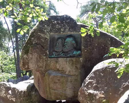 011 Médaillon Millet – Rousseau (1884) rendant hommage aux deux peintres emblématiques de Barbizon : Jean-François Millet (1815-1874) et Théodore Rousseau...