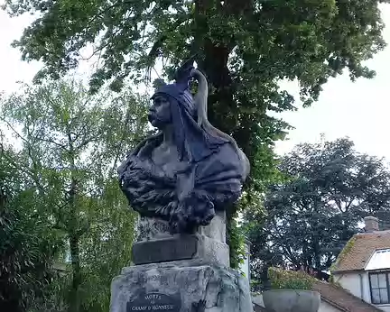 022 Le monument aux morts « Le Gaulois » (sculpteur Ernest-Auguste Révillon) près de l’église