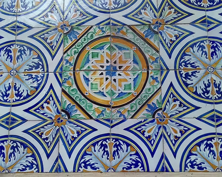 035 Céramique décorative sur façade