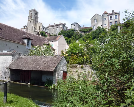 P1190275 La Tour Saint-Thugal, vestige d'une basilique du Xè s. et lavoir sur le Fusain