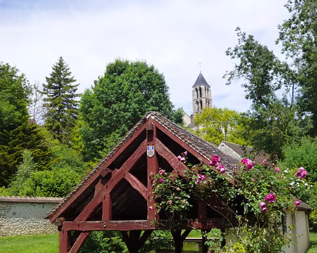 P1190276 Le clocher de l'église Notre-Dame (XII-XIIIè s.), et l'un des 17 lavoirs le long du Fusain