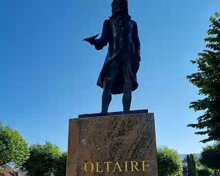 013 La statue de Voltaire a été édifiée en hommage à ce dernier défenseur des serfs du Haut-Jura