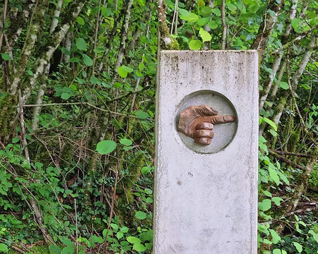 029 Sentier des Savoir-Faire. L'on suit les « mains baladeuses »