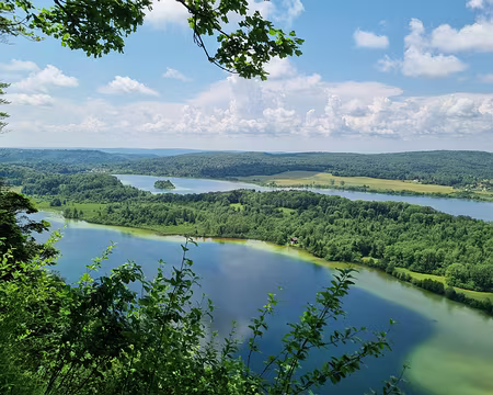 050 Lac le grand Maclu (surface 21 ha) en bas et lac d'Ilay, aussi appelé le lac de la Motte car il a la particularité de posséder une île ou Motte. Des fouilles...