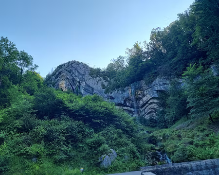 062 Le chapeau de Gendarme est une curiosité géologique. Ce pli rocheux doit son nom à sa forme si particulière, qui rappelle le chapeau « bicorne » porté par les...