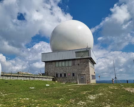 071 Boule blanche. Le dôme qui protège le radar de contrôle aérien a dû être remplacé, mis à rude épreuve par vingt ans d'intempéries. Travaux effectués pendant...