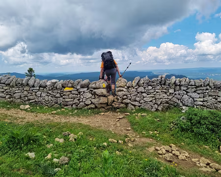 077 Pour l'éviter, un sentier jaune passant à travers cette muraille, permet de rejoindre le col sans problème. Ces murs de pierres sèches furent édifiés au XVII et...