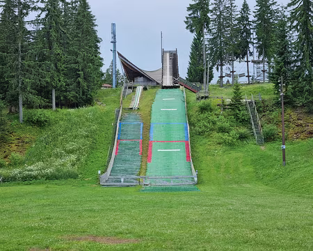 085 Au centre du village des Rousses, ce tremplin de 10 mètres et/ou 25 mètres sert à l'initiation. Il est sécurisé et éclairé