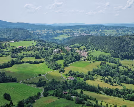 104 Le belvédère du Cuchet, situé en surplomb du village de Choux (124 habitants appelés les chouliers), offre une vue dégagée sur le village et sa campagne