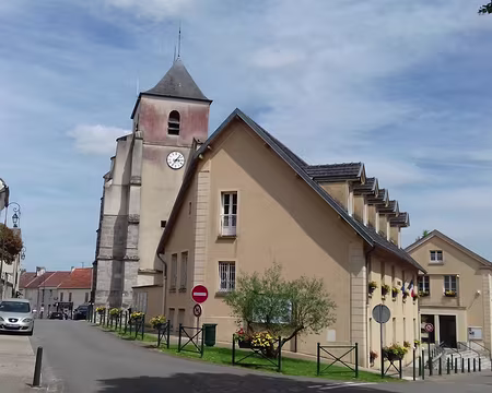 030 L’église Saint-Georges (XVIème siècle) et la mairie de Monthyon