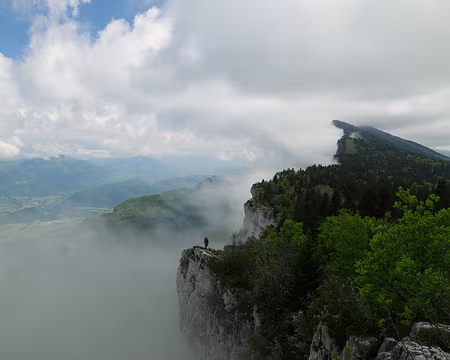 P1170684 Jean sur la Grande Roche Saint-Michel avec Vif en contrebas.