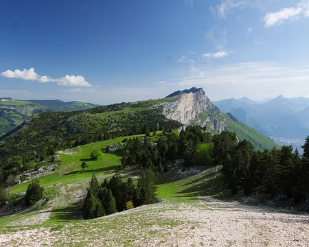 P1170693 Vue dans le rétroviseur sur le Belvédère Vertiges des cimes où nous avons passé la nuit, la Grande Roche Saint-Michel et le massif de la Chartreuse.