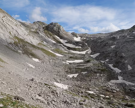 P1170734 C'est droit devant mais c'est plus simple en restant sur une belle trace qui ne s'estompe pas ! A moi de jouer.