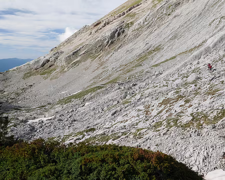 P1170735 Sentier perdu, on trace suivant la pente et les névés non loin du scialet de la Bourrasque.