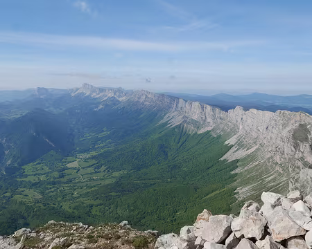 P1170764 Du sommet de la Grande Moucherolle (2284m) : vue au Sud sur le flanc Est du Vercors avec Saint-Andéol et le plateau de Gresse-en-Vercors avec le Grand Veymont...