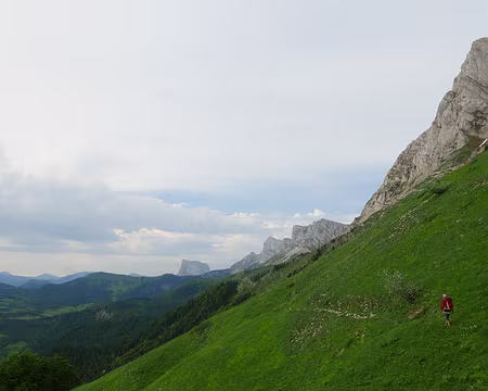 P1170799 Début de matinée sur le sentier en balcon Est plutôt qu'ascension au Pas de Serre Brion probablement enneigé.