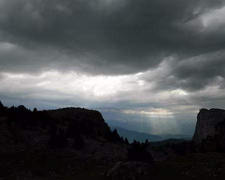 P1170852 Percée lumineuse entre le Pas de la Selle et le massif des Écrins.