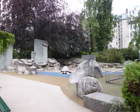 P1190545 Square de la Villa Sainte-Croix (1995)