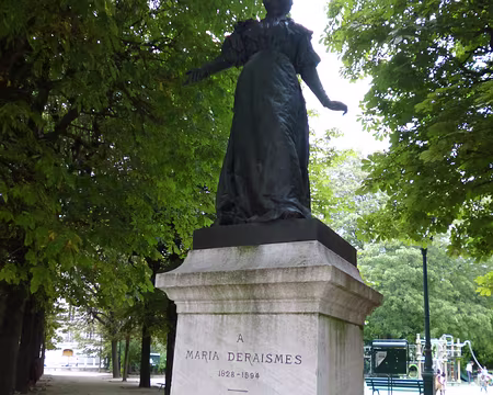 P1190550 Femme de Lettres engagée et féministe, monument dans le square des Epinettes (1893)
