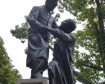 P1190553 Monument à Jean Leclaire (1801-1872)