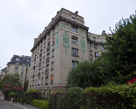 P1190572 Rue Ernest Roche, ensemble collectif construit en 1907 pour les employés de la Société de construction des Batignolles, dont le fondateur était Ernest Goüin...