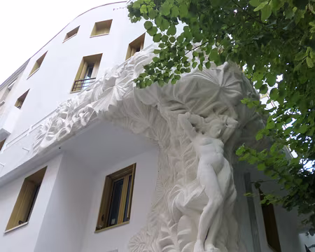 P1190579 Immeuble de 1987, cariatide 