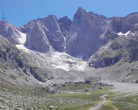 20240724_151523 J4 - La face nord du massif du Vignemale vue depuis le refuge (CAF) des Oulettes de Gauble. La flèche bleue indique le sommet du Petit Vignemale que nous...