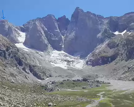 20240724_151523 J4 - La face nord du massif du Vignemale vue depuis le refuge (CAF) des Oulettes de Gauble. La flèche bleue indique le sommet du Petit Vignemale que nous...