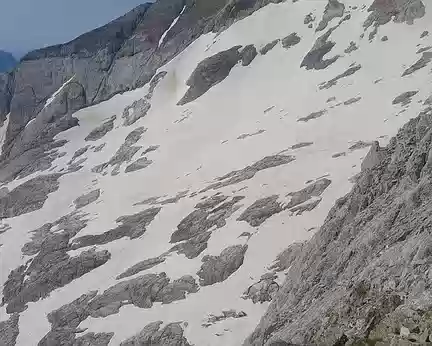 20240727_105150 J7 - Le Glacier d'Ossoue, on distingue les cordées d'alpinistes à l'assaut de la Pointe Longue (3298 m), point culminant du Massif du Vignemale