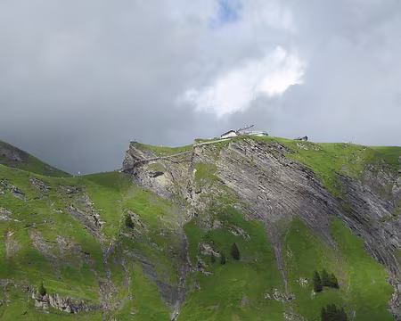 015 Le First, avec son téléphérique et la foule, nous avons passé rapidement notre chemin