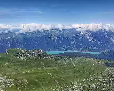 20240725_121904-01 Au nord, le lac de Brienz et Brienz.