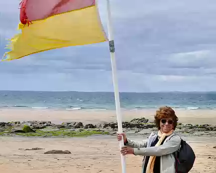 BW_280 Sur la plage de Fanore. Claire s’accroche pour ne pas s’envoler.