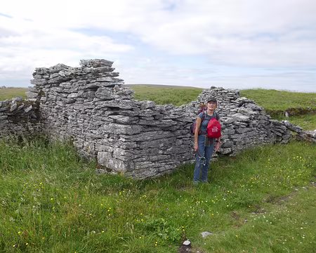 BW_310 Maribel devant un shebeen, ancien débit de boisson illicite.