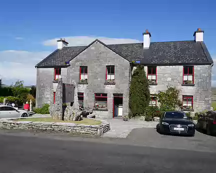 BW_355 Cassidy’s pub à Carron, fermé depuis le COVID mais ouvert le jour de notre arrivée pour une fête, y compris pour les randonneurs…