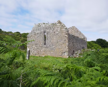 BW_470 Teampal Chiaràin, une église des premiers temps de la chrétienté à Inish Mór.