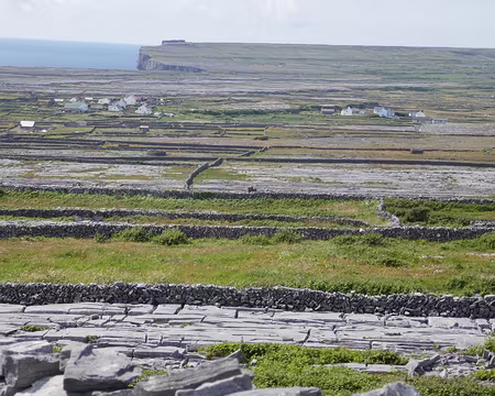 BW_530 Inish Mór, au loin Dún Aonghasa.