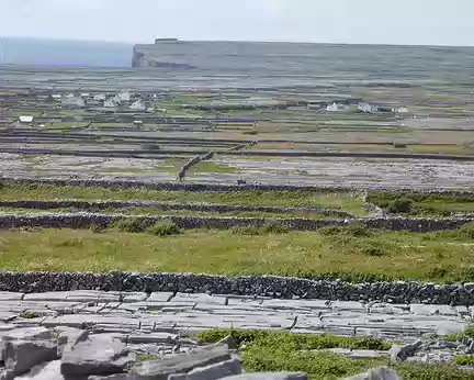 BW_530 Inish Mór, au loin Dún Aonghasa.