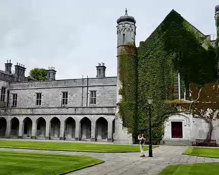 BW_660 Le « Quadrangle » de l’Université de Galway (1859). Alice Perry y a obtenu son diplôme d'ingénieur en 1906. Elle est considérée comme la première femme ayant...