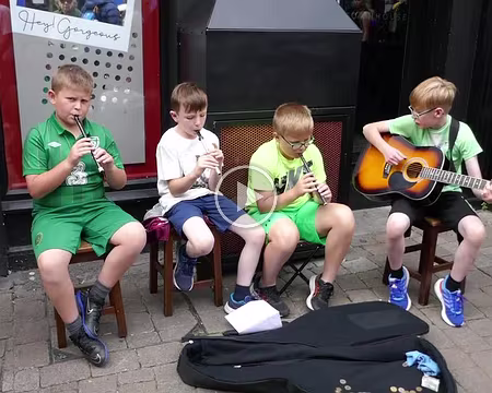 BW_700a Beaucoup d’artistes connus ont commencé tout jeunes dans les rues de Galway.