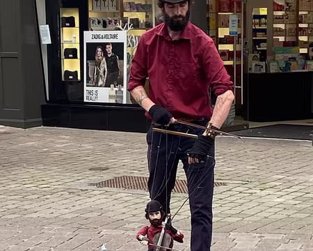 BW_700b Marionnettiste musicien. (SLH)