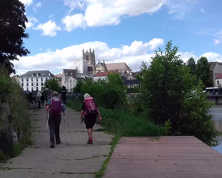 040 La cathédrale de Meaux vue du port