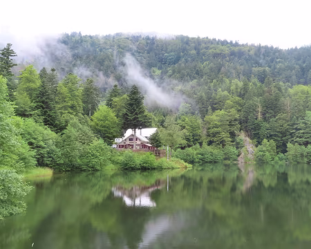 20240710_105900 Un petit tour du lac de Neuweiher, le temps est à la pluie, vuesur le refuge.