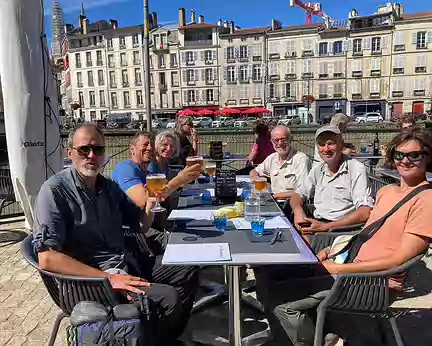 20240914_130000 Comme souvent, les randonnées-camping se terminent par un bon repas. Déjeuner à Bayonne sur les bords de la Nive.