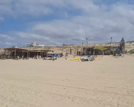 20240910_133722 Paillotte pour surfeurs sur la plage.